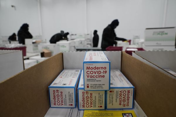 装有Moderna Covid-19疫苗的疫苗盒