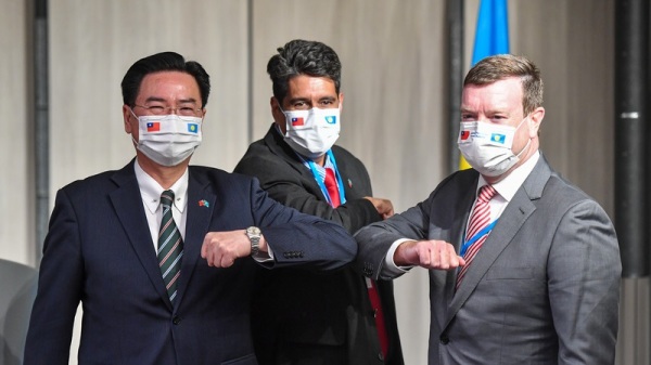 3月29日晚間，帛琉總統惠恕仁（中）與外交部長吳釗燮（左）共同舉行國際記者會，美駐帛琉大使倪約翰（John Hennessey-Niland）（右）亦出席