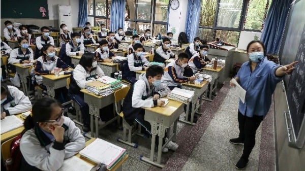2020年5月20日，武汉一所高中的学生戴着口罩在上课