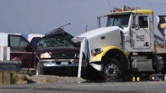 加州發生嚴重車禍1輛SUV塞入25人(組圖)