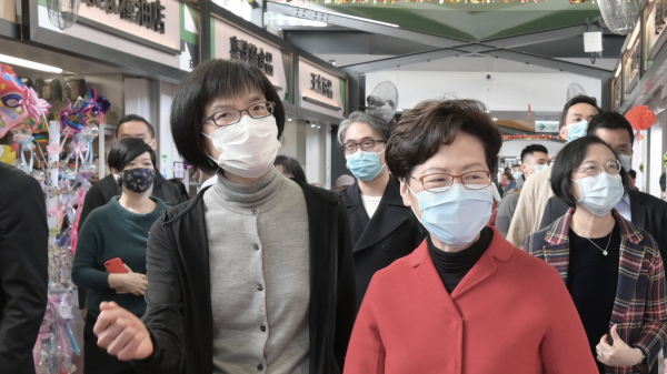 今年2月，仍未升職的香港食環署署長劉利群（左）陪同特首林鄭月娥（右）巡視天水圍街市。（圖片來源：香港政府新聞網）