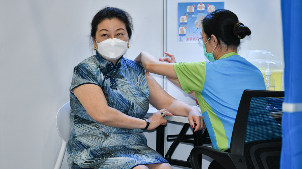 香港出现首宗注射中国科兴疫苗后死亡的个案。图为香港律政司长郑若骅接种科兴疫苗。（图片来源：香港政府新闻网）