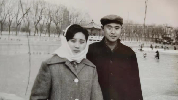 图为1983年作者郭军与未婚妻在通县西海子公园。