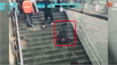 老人倒地抽搐路人绕路闪躲网友看傻了(图)