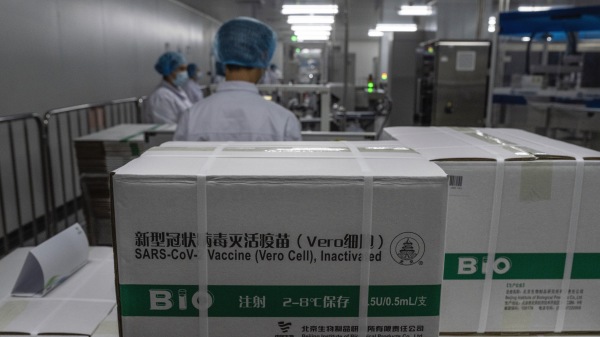 2021年2月26日，记者在国务院新闻办公室组织的媒体访问中，在包装区中看到了国药CNBG灭活的COVID-19的SARS-Cov-2疫苗包装盒