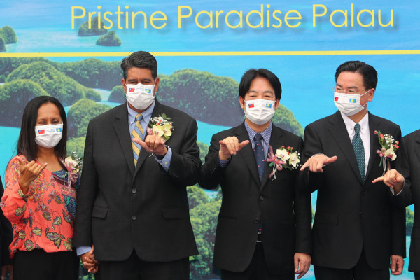 帕劳总统惠恕仁（左2）30日在台北出席帕劳观光宣传活动，并跟副总统赖清德（右2）、外交部长吴钊燮（右）同台推广帕劳观光旅游。