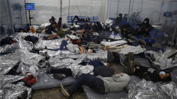 2021年3月30日，媒体被允许进入美国德州美墨边境多纳的一个移民设施，拍摄到人满为患的图片。（图片来源： DARIO LOPEZ-MILLS/POOL/AFP via Getty Images)