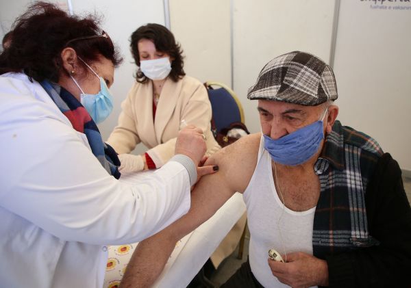 2021年3月28日，土耳其一名醫護人員在給一個老人注射Covid-19疫苗
