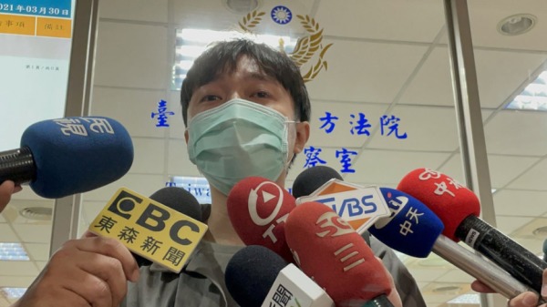藝人青峰遭前經紀人林暐哲提告，台北地院30日開庭起訴其涉違反著作權法，青峰一度淚灑法庭。