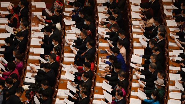 黑龙江省政法委前副书记沃岭生被开除党籍。图为中共两会现场（图片来源：LEO RAMIREZ/AFP/Getty Images）