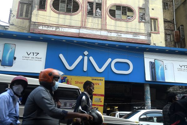 2020年6月22日，印度加尔各答的一条街道上有中国手机制造商VIVO的店铺。