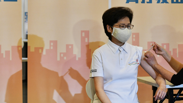 香港特首林鄭月娥率領一眾特區政府官員示範接種中國製造的科興疫苗。（圖片來源：香港政府新聞網）