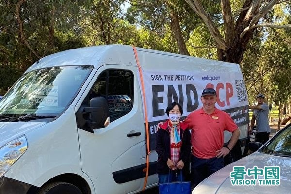 2021年2月28日，澳洲墨爾本白馬市議員巴克（Blair Barker，圖右）參加「打倒中共惡魔」汽車遊行，並與參加者合影。