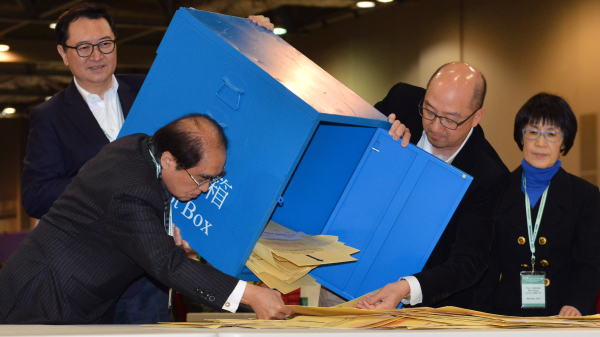 圖為香港特首選舉委員會成員在投票後，選委會開箱點票。（圖片來源：香港政府新聞處）