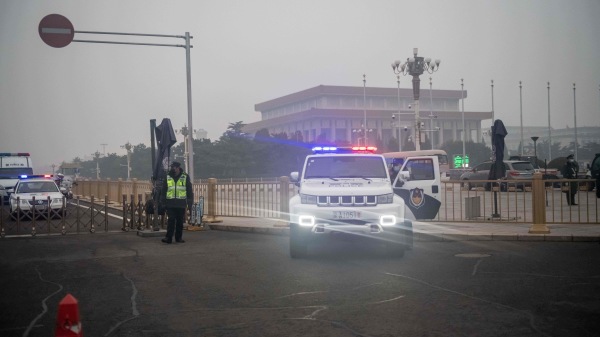警察在北京天安門和人民大會堂（圖片來源：NICOLAS ASFOURI/AFP via Getty Images ）