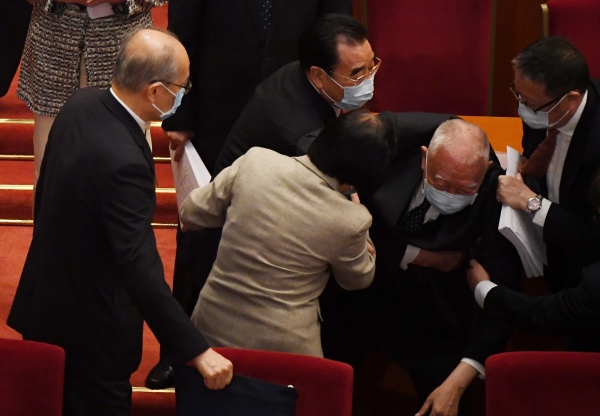 中共人大會議3月5日開幕，香港特區政府前行政長官董建華在離場時突然在台上跌倒。