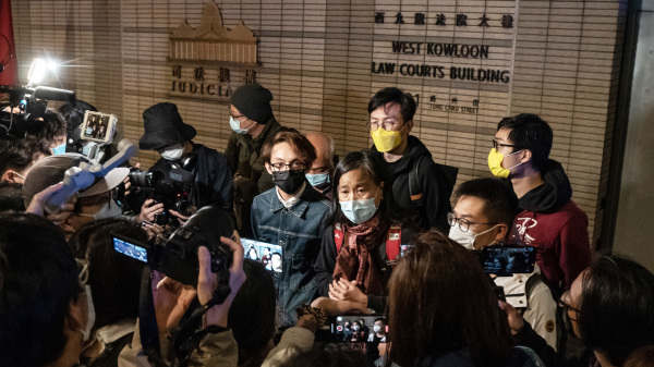 3月4日，47名被关押民主派的亲属和战友在法庭外见记者。（图片来源：Anthony Kwan/Getty Images）