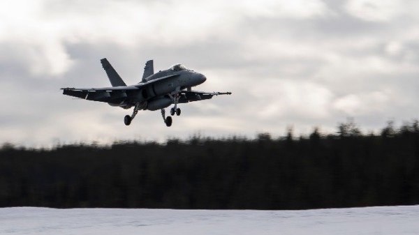2019年3月25日，一架芬蘭F-18大黃蜂降落在約克穆克空軍基地。