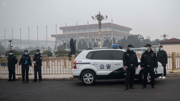 中共警察駐守北京天安門廣場一角。