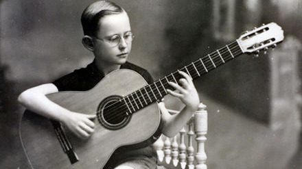 吉他大师纳西索．耶佩斯 -|图片来源: 公用领域 维基百科 - |