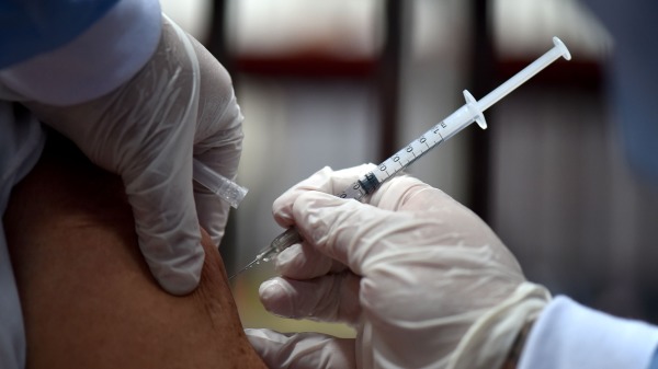 3月19日，一名66岁男子在接种复必泰（BioNTech ）疫苗后死亡。是首宗接种复必泰疫苗后死亡的个案。示意图。（图片来源：Getty Images）