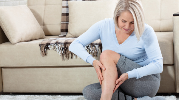 总是半夜腿抽筋是缺钙，也可能是暗藏着某些疾病。