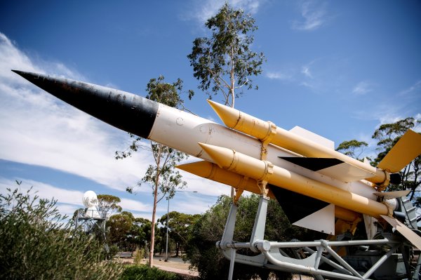 2020年12月5日拍摄的照片显示了位于南澳大利亚某地的地对空导弹。