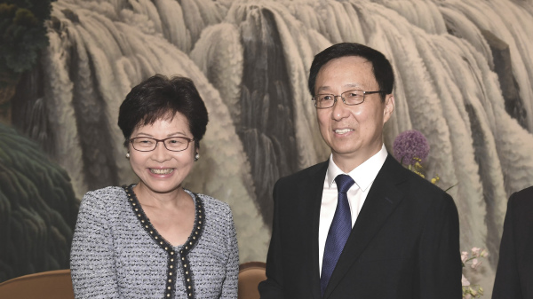 国务院副总理韩正在今年两会表示香港的住房问题要解决。图为韩正与特首林郑月娥。（图片来源：香港政府新闻网）
