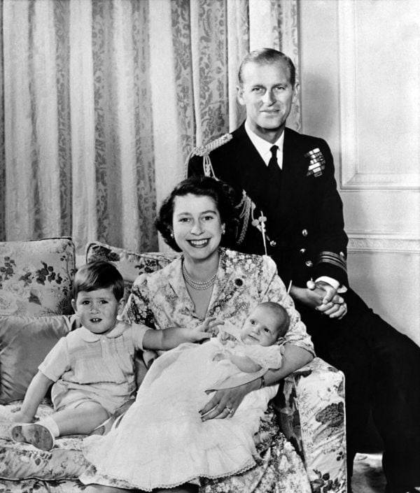 1950年10月 伊丽莎白女王二世与丈夫爱丁堡公爵菲利普亲王及其子女威尔士的查尔斯亲王（L）和英格兰的安妮公主（R）在伦敦合影。