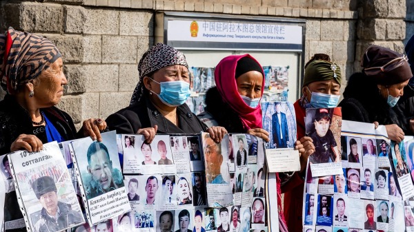 2021年3月9日 中国驻阿拉木图领馆前抗议亲人在新疆失踪或被关押。