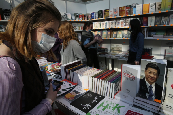 莫斯科书店里贩卖习近平的书籍