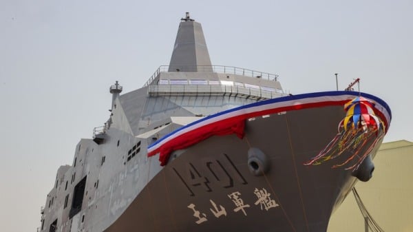 台灣自製之萬噸級新兩棲船塢運輸艦之原型艦，已經完成了各武器裝備系統之艤裝作業，且以台灣最高峰「玉山」命名。