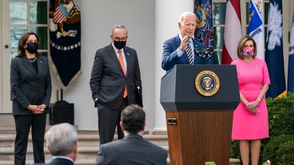 拜登（Biden）在贺锦丽（Harris，哈里斯，左一）、美国国会参议院多数党领袖舒默（Schumer，左二）和众议院议长佩洛西（Pelosi，左三）的陪同下发表讲话