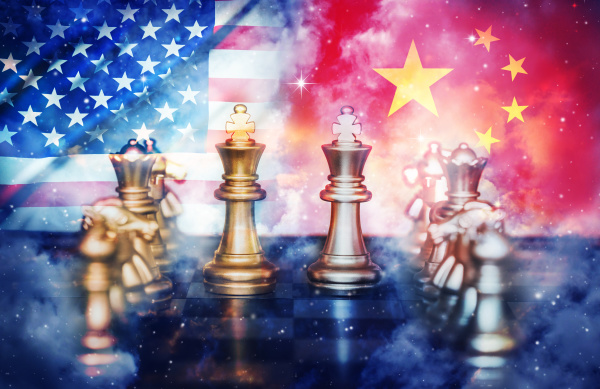 美国和中国在棋盘上悬挂棋盘上的旗帜
