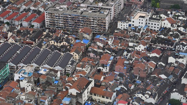 上海一戶12平米過道房以85萬賣出的消息引髮網友熱議。