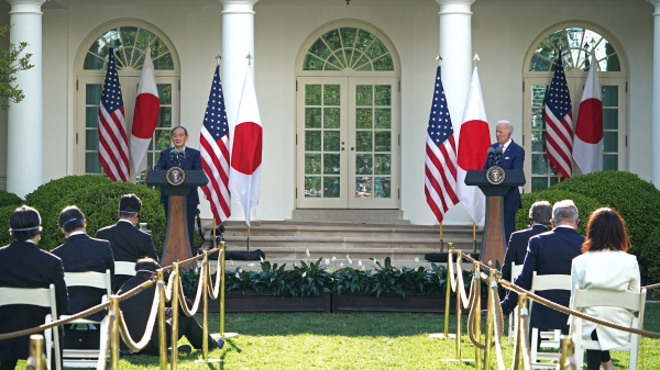 2021年4月16日，美國總統拜登和日本首相菅義偉在白宮玫瑰園舉行聯合新聞發佈會。