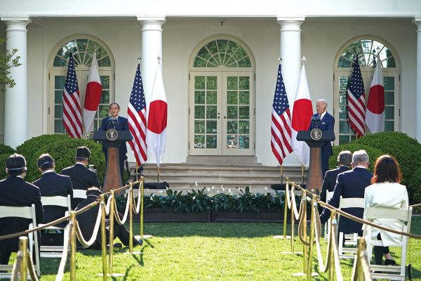 2021年4月16日，美国总统拜登和日本首相菅义伟在白宫玫瑰园举行联合新闻发布会。（图片来源：MANDEL NGAN/AFP via Getty Images）