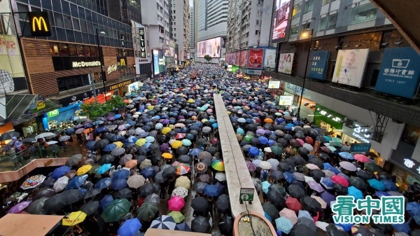 2019年8月18日，170萬港人上街參與「流水式集會」，要求追究警暴，爭取五大訴求。（圖片來源：看中國）