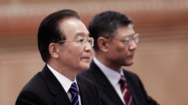 2012年9月6日，溫家寶（左）在人民大會堂與新加坡總理李顯龍舉行會議。