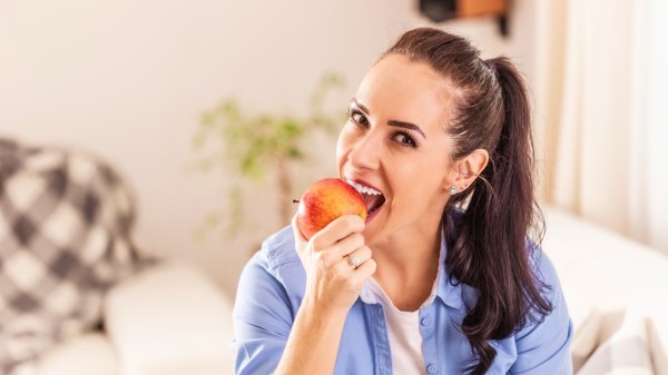 早上起床之后坚持空腹吃一个苹果，能够减少早餐的摄入量。