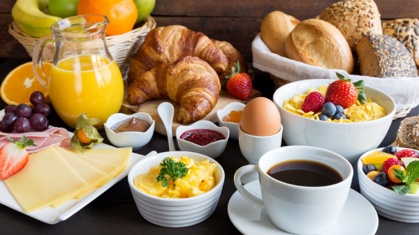 养成吃早餐习惯，且要吃一份营养的早餐。