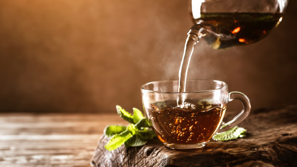 饭后喝浓茶危害大，会影响蛋白质吸收。