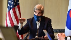 华日社论：克里叩头中共换空虚承诺(图)