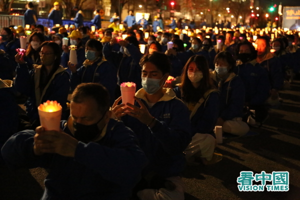 傍晚时刻，部分法轮功学员数百人聚集在曼哈顿中领馆前，点亮蜡烛，悼念在中共残酷的迫害中逝去的法轮功学员；同时抗议中共的反人类罪行，呼吁立即停止迫害。