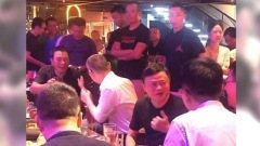 马云现身酒吧黑衣人护卫脸肿2倍(组图)