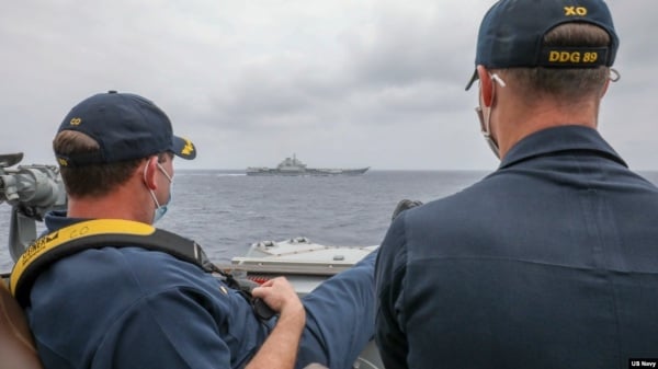 美国海军公布的照片显示，两位美国海军中校罗伯特·J·布里格斯与理查德·D·斯莱2021年4月4日在阿利·伯克级导弹驱逐舰“马斯廷号”驾驶舱进行水面接触观察。照片中可见中国"辽宁号"航空母舰及其舷号。
