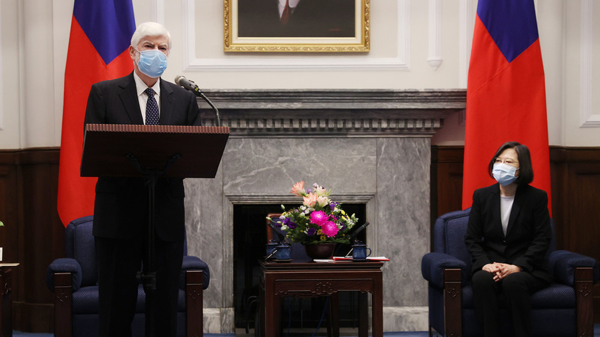 美國政府派前參議員陶德（左）率團非官方訪問台灣，與總統蔡英文（右）會談。（圖片來源：中央社）