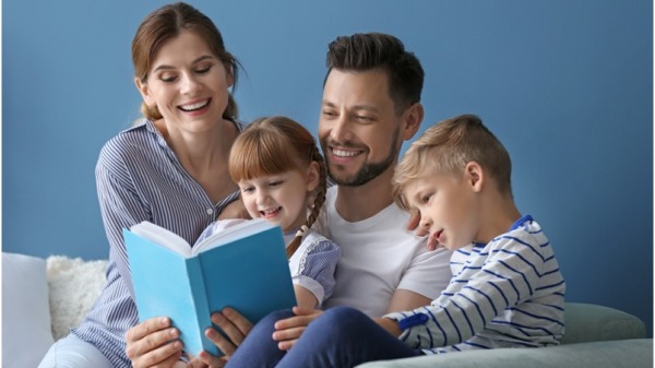 父母與孩子們一起閱讀