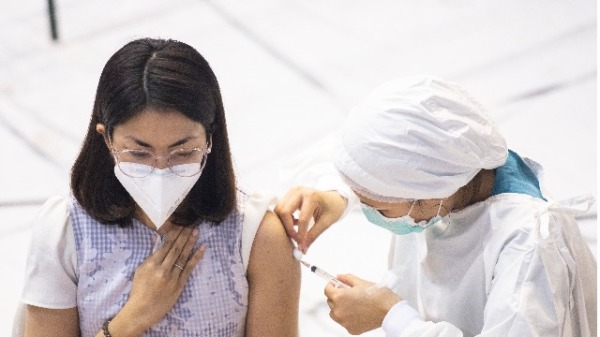 泰国一名女子在接种疫苗