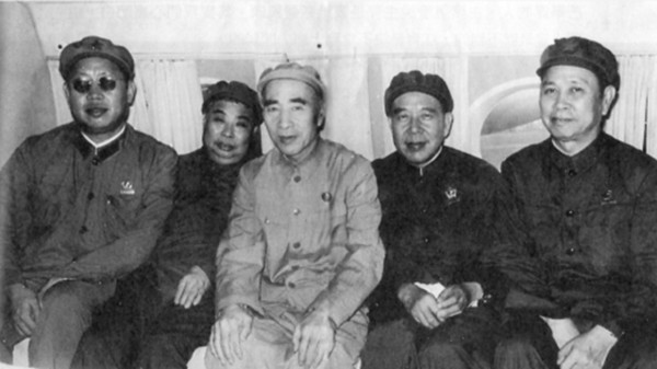 左起：黃永勝、吳法憲、林彪、李作鵬、邱會作合影。（網絡圖片）